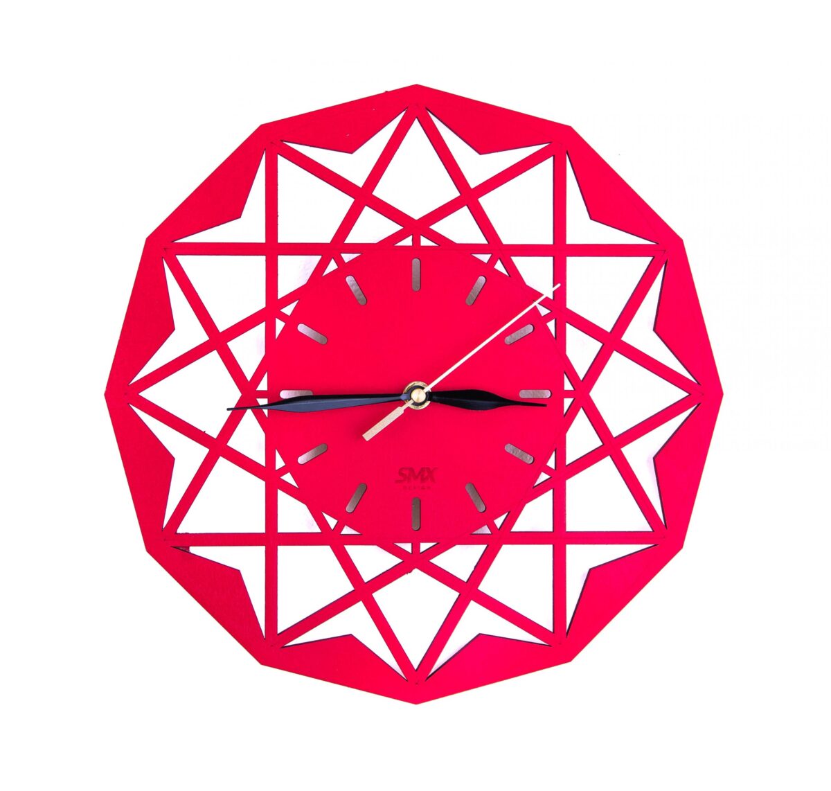 zegar z symetrycznymi motywami