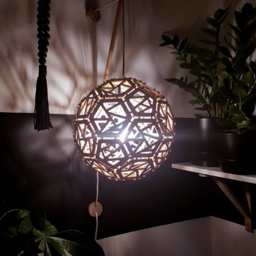 drewniana lampa w kształcie kuli